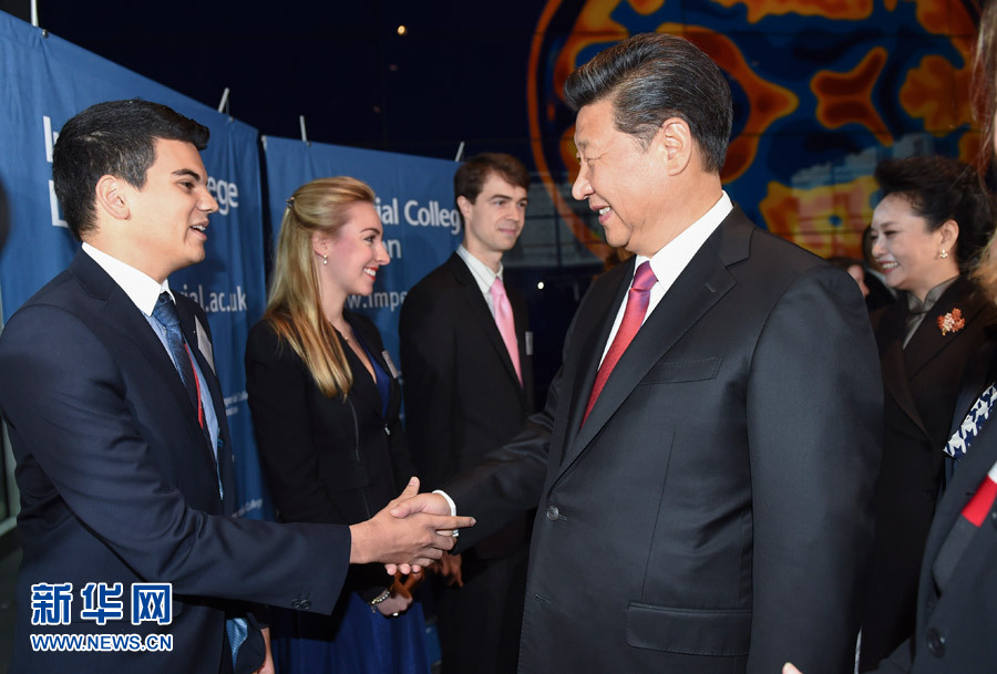 10月21日，國家主席習近平在倫敦參觀帝國理工學院。 新華社記者謝環馳 攝