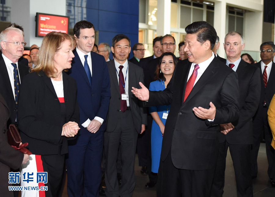 10月21日，國家主席習近平在倫敦參觀帝國理工學院。這是習近平同該校員工親切交談。 新華社記者 謝環馳 攝