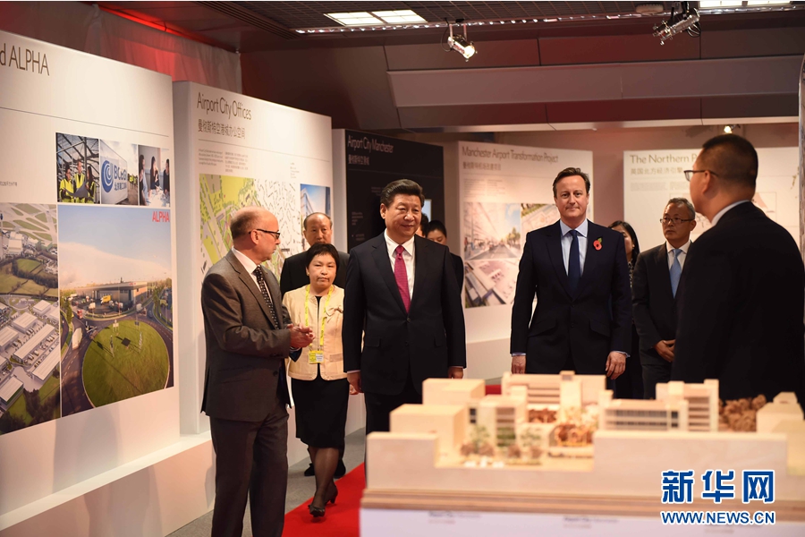 10月23日,國家主席習近平在英國首相卡梅倫陪同下,參觀曼徹斯特空港城項目。這是習近平和卡梅倫共同參觀曼徹斯特空港城發展規劃圖片展和空港城中國園模型。 新華社記者 張鐸 攝 10月23日,國家主席習近平在英國首相卡梅倫陪同下,參觀曼徹斯特空港城項目。這是習近平和卡梅倫共同參觀曼徹斯特空港城發展規劃圖片展和空港城中國園模型。 新華社記者 張鐸 攝