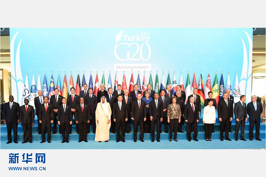 11月15日，中國國家主席習(xí)近平出席在土耳其安塔利亞舉行的二十國集團(tuán)領(lǐng)導(dǎo)人第十次峰會。這是習(xí)近平主席同與會領(lǐng)導(dǎo)人合影。 新華社記者李學(xué)仁 攝 