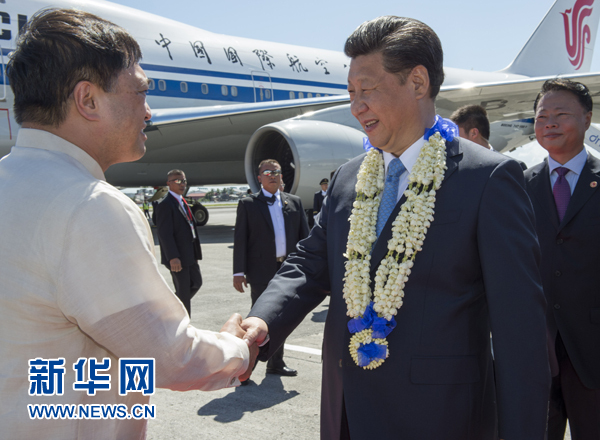 11月17日，國家主席習(xí)近平抵達(dá)菲律賓首都馬尼拉尼諾&middot;阿基諾國際機場，出席即將舉行的亞太經(jīng)合組織第二十三次領(lǐng)導(dǎo)人非正式會議。菲律賓高級官員到機場迎接習(xí)近平主席。新華社記者李學(xué)仁攝
