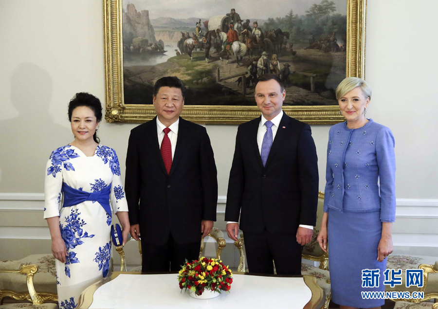 6月20日,國家主席習(xí)近平出席波蘭總統(tǒng)杜達(dá)在華沙總統(tǒng)府舉行的隆重歡迎儀式。歡迎儀式后,習(xí)近平和夫人彭麗媛同杜達(dá)和夫人阿加塔簡短寒暄。新華社記者 蘭紅光 攝 6月20日,國家主席習(xí)近平出席波蘭總統(tǒng)杜達(dá)在華沙總統(tǒng)府舉行的隆重歡迎儀式。歡迎儀式后,習(xí)近平和夫人彭麗媛同杜達(dá)和夫人阿加塔簡短寒暄。新華社記者 蘭紅光 攝