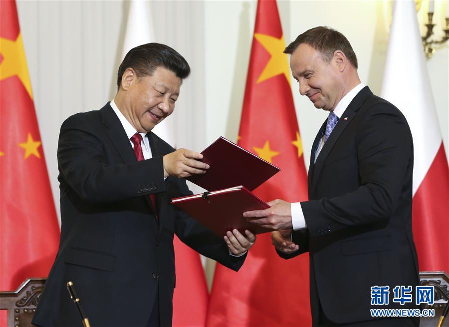 6月20日，國(guó)家主席習(xí)近平在華沙同波蘭總統(tǒng)杜達(dá)舉行會(huì)談。這是會(huì)談后，兩國(guó)元首共同簽署《中華人民共和國(guó)和波蘭共和國(guó)關(guān)于建立全面戰(zhàn)略伙伴關(guān)系的聯(lián)合聲明》。新華社記者蘭紅光攝