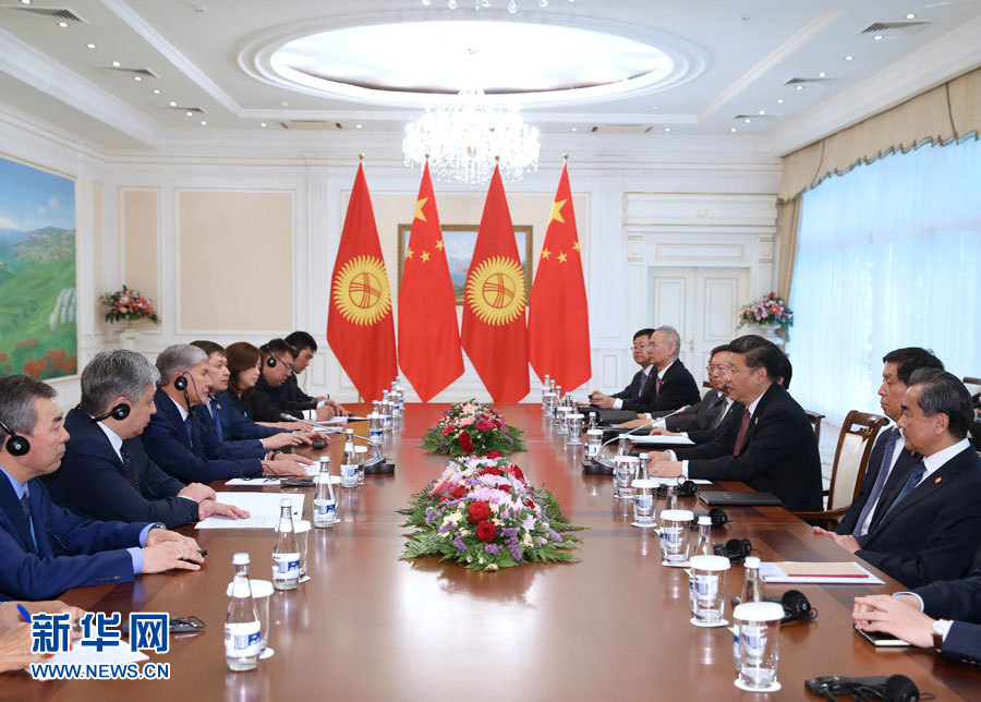 6月24日，國家主席習近平在烏茲別克斯坦塔什干會見吉爾吉斯斯坦總統阿坦巴耶夫。 新華社記者 馬占成 攝