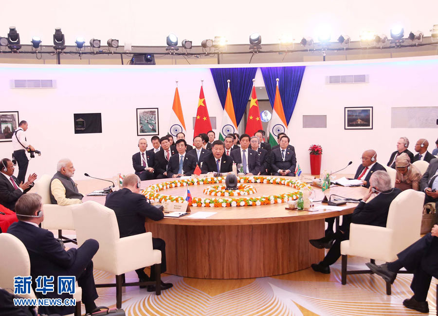 10月16日，金磚國(guó)家領(lǐng)導(dǎo)人第八次會(huì)晤在印度果阿舉行。中國(guó)國(guó)家主席習(xí)近平、印度總理莫迪、南非總統(tǒng)祖馬、巴西總統(tǒng)特梅爾、俄羅斯總統(tǒng)普京出席。習(xí)近平發(fā)表題為《堅(jiān)定信心　共謀發(fā)展》的重要講話。新華社記者姚大偉攝 