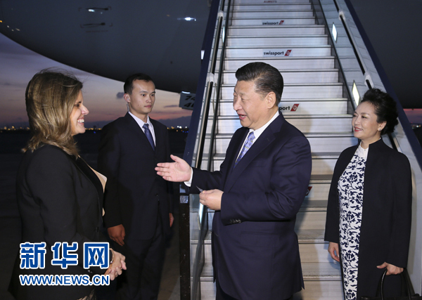 當地時間11月18日，國家主席習近平抵達利馬，出席亞太經合組織第二十四次領導人非正式會議并對秘魯共和國進行國事訪問。習近平和夫人彭麗媛受到秘魯副總統阿勞斯等熱情迎接。新華社記者 蘭紅光 攝
