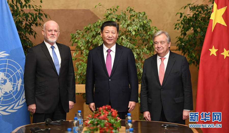 1月18日，國(guó)家主席習(xí)近平在瑞士日內(nèi)瓦萬(wàn)國(guó)宮會(huì)見(jiàn)第71屆聯(lián)合國(guó)大會(huì)主席湯姆森和聯(lián)合國(guó)秘書(shū)長(zhǎng)古特雷斯。 新華社記者 張鐸 攝