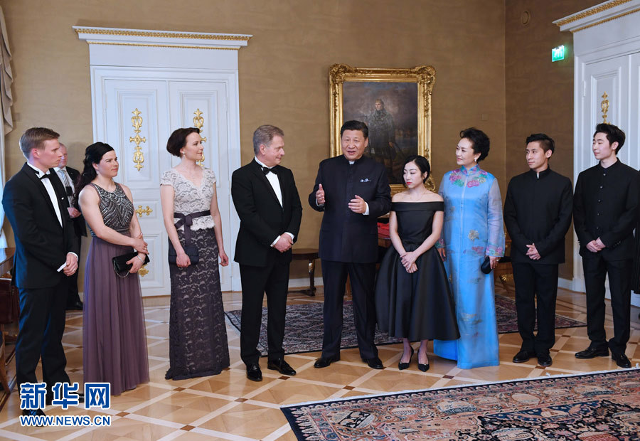 當地時間4月5日晚，國家主席習近平和芬蘭總統尼尼斯托在赫爾辛基共同會見剛剛參加完2017年世界花樣滑冰錦標賽的中芬兩國冰雪運動員代表。習近平夫人彭麗媛和尼尼斯托夫人豪吉歐參加會見。新華社記者 饒愛民 攝