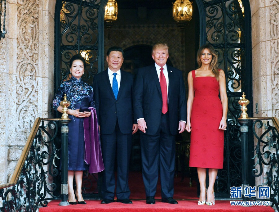當?shù)貢r間4月6日，國家主席習近平在美國佛羅里達州海湖莊園同美國總統(tǒng)特朗普舉行中美元首會晤。這是習近平和夫人彭麗媛同特朗普和夫人梅拉尼婭合影留念。新華社記者 饒愛民 攝 