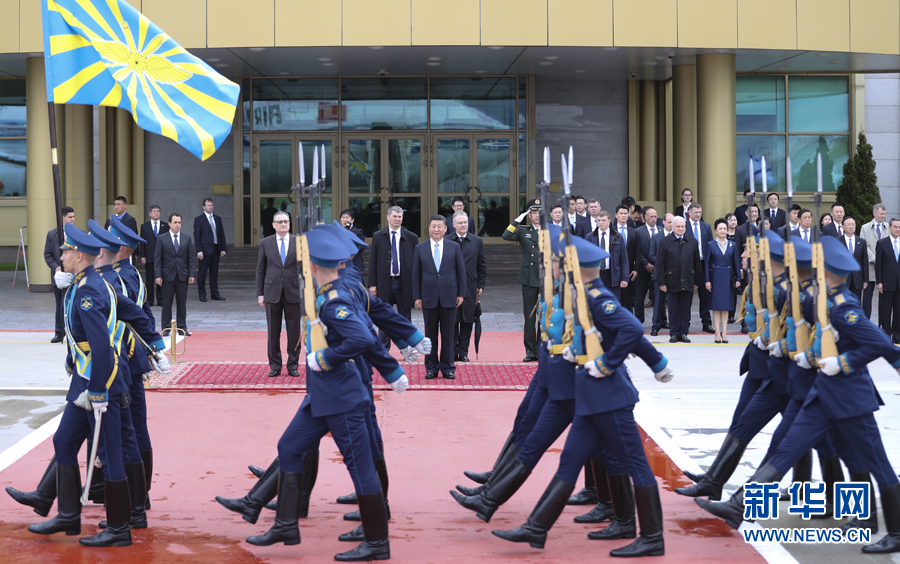 7月3日，國家主席習(xí)近平乘專機(jī)抵達(dá)莫斯科，開始對(duì)俄羅斯聯(lián)邦進(jìn)行國事訪問。這是習(xí)近平出席機(jī)場(chǎng)歡迎儀式。 新華社記者 謝環(huán)馳 攝
