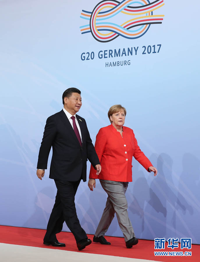 7月7日,二十國集團領導人第十二次峰會在德國漢堡舉行。國家主席習近平出席并發(fā)表題為《堅持開放包容 推動聯(lián)動增長》的重要講話。這是峰會開始前,習近平受到德國總理默克爾迎接。新華社記者 劉衛(wèi)兵 攝 7月7日,二十國集團領導人第十二次峰會在德國漢堡舉行。國家主席習近平出席并發(fā)表題為《堅持開放包容 推動聯(lián)動增長》的重要講話。這是峰會開始前,習近平受到德國總理默克爾迎接。新華社記者 劉衛(wèi)兵 攝