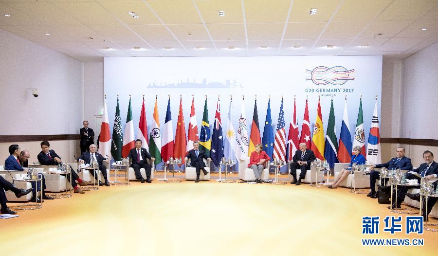 7月7日,二十國集團領導人第十二次峰會在德國漢堡舉行。國家主席習近平出席并發(fā)表題為《堅持開放包容 推動聯(lián)動增長》的重要講話。這是峰會前,習近平出席二十國集團峰會領導人座談會。新華社記者 李學仁 攝 7月7日,二十國集團領導人第十二次峰會在德國漢堡舉行。國家主席習近平出席并發(fā)表題為《堅持開放包容 推動聯(lián)動增長》的重要講話。這是峰會前,習近平出席二十國集團峰會領導人座談會。新華社記者 李學仁 攝