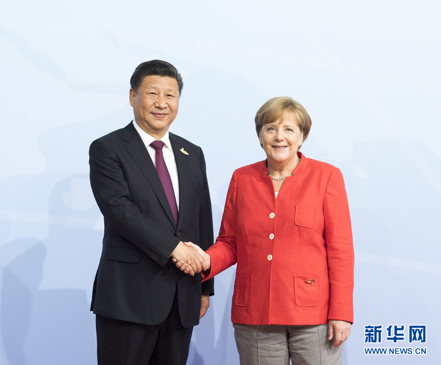 7月7日，二十國集團領導人第十二次峰會在德國漢堡舉行。國家主席習近平出席并發表題為《堅持開放包容　推動聯動增長》的重要講話。這是峰會開始前，習近平受到德國總理默克爾迎接。新華社記者 李學仁 攝 