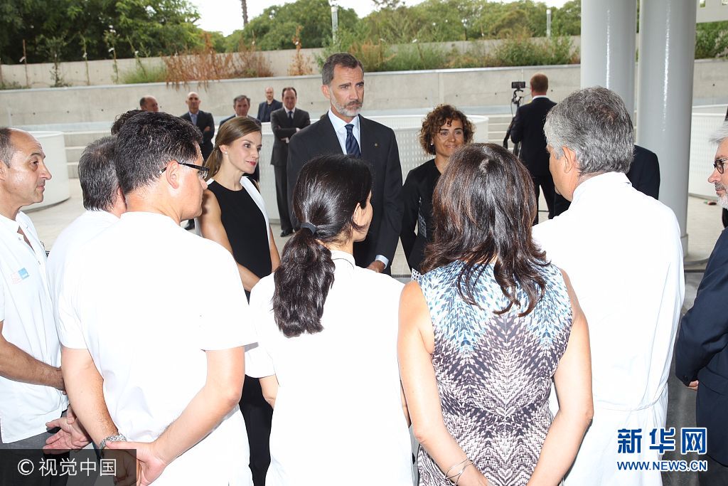 當地時間2017年8月19日，西班牙巴塞羅那，西班牙國王菲利普六世和萊蒂齊亞王后探望巴塞羅那恐襲案傷者。***_***BARCELONA, SPAIN - AUGUST 19:  In this handout photo provided by Casa de S.M. el Rey de Espana, King Felipe VI of Spain and Queen Letizia of Spain meets with medical staff as they arrive to visit last Thursday's terrorist attack victims at the Hospital de la Santa Creu i Sant Pau on August 19, 2017 in Barcelona, Spain. Thirteen people were killed and dozens injured in the Las Ramblas area of Barcelona when a van hit crowds on August 17.  (Photo by Casa de S.M. el Rey de Espana via Getty Images)