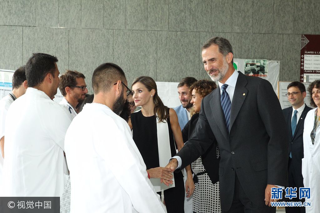 當(dāng)?shù)貢r(shí)間2017年8月19日，西班牙巴塞羅那，西班牙國王菲利普六世和萊蒂齊亞王后探望巴塞羅那恐襲案傷者。***_***BARCELONA, SPAIN - AUGUST 19:  In this handout photo provided by Casa de S.M. el Rey de Espana, King Felipe VI of Spain and Queen Letizia of Spain meets with medical staff as they arrive to visit last Thursday's terrorist attack victims at the Hospital de la Santa Creu i Sant Pau on August 19, 2017 in Barcelona, Spain. Thirteen people were killed and dozens injured in the Las Ramblas area of Barcelona when a van hit crowds on August 17.  (Photo by Casa de S.M. el Rey de Espana via Getty Images)