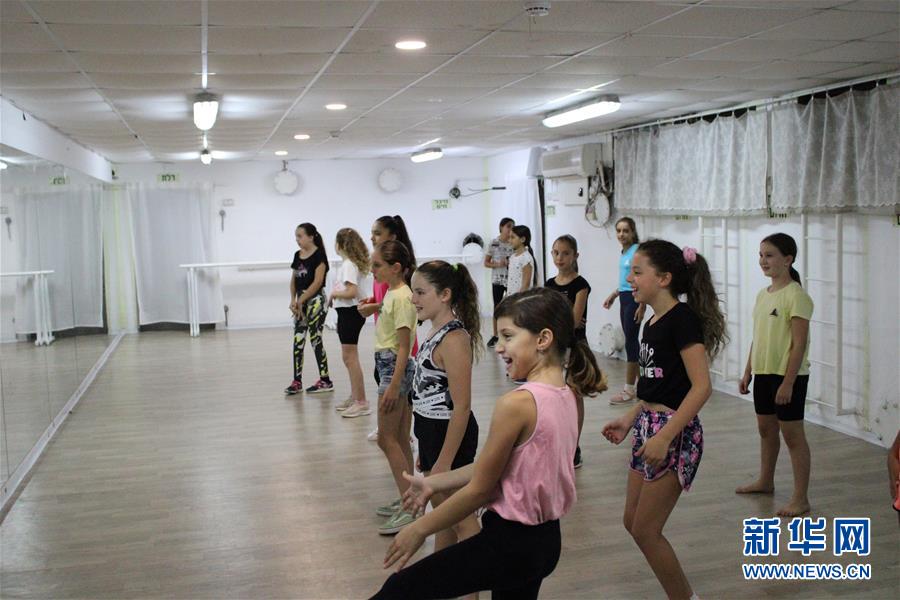(國際·圖文互動(dòng))(2)通訊:以黎邊境防空洞里的舞蹈課