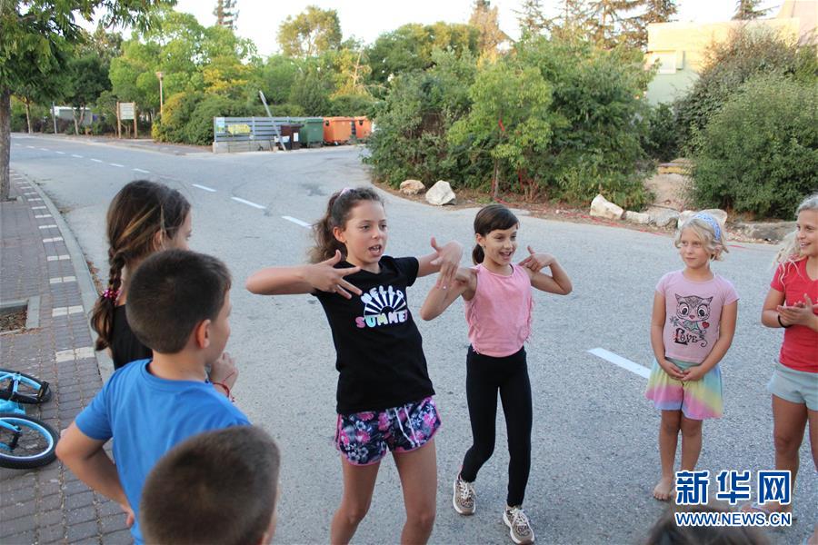 (國際·圖文互動(dòng))(3)通訊:以黎邊境防空洞里的舞蹈課