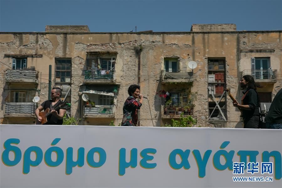 （國際疫情&middot;圖文互動）（3）雅典&ldquo;卡車音樂會&rdquo;致敬白衣天使