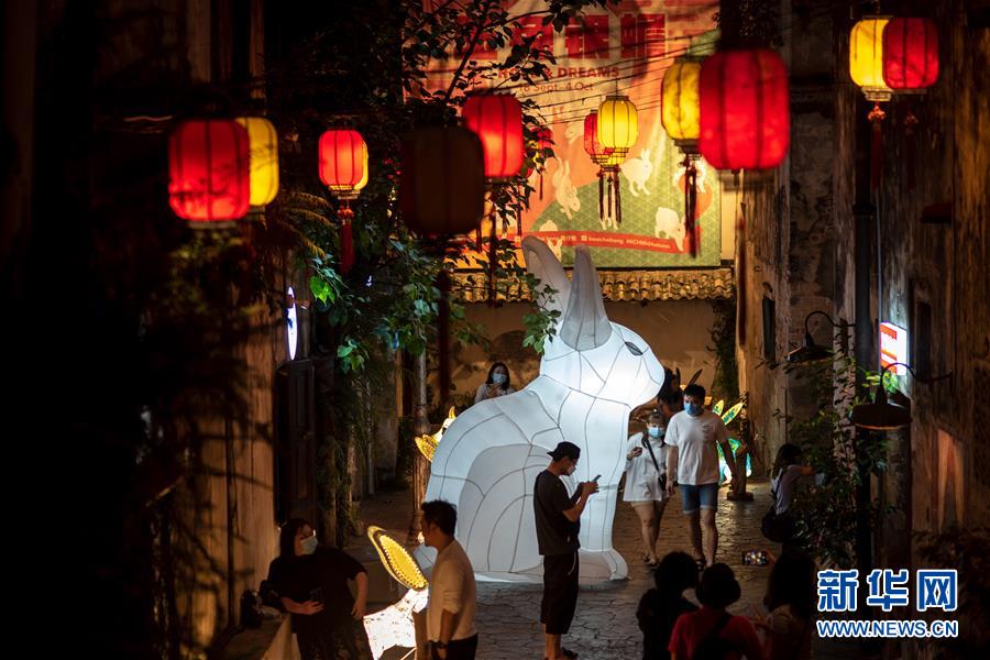 (國際·圖文互動)(6)玉兔花燈映照吉隆坡月夜