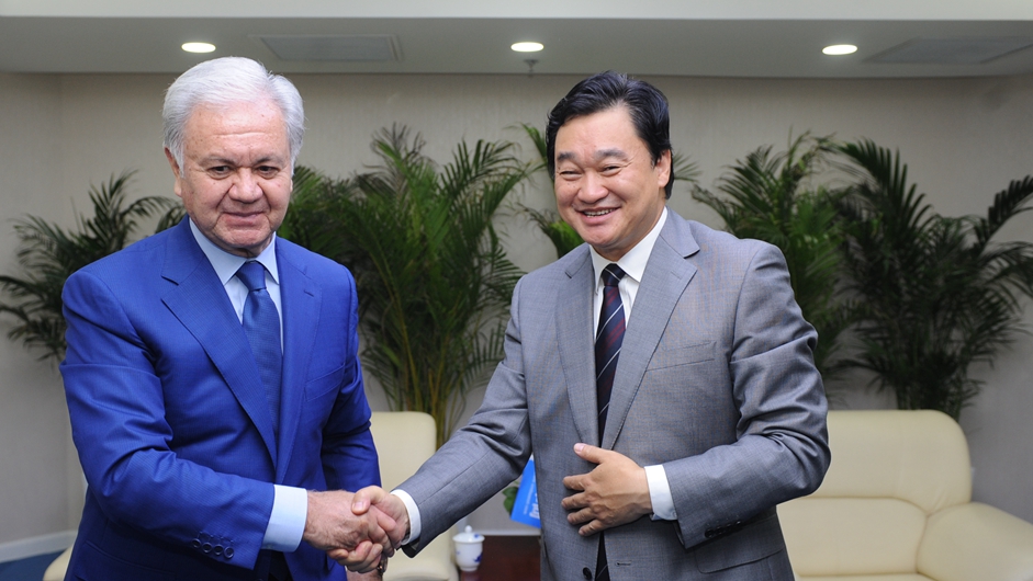 新華網(wǎng)董事長、總裁田舒斌與上海合作組織秘書長阿利莫夫親切握手